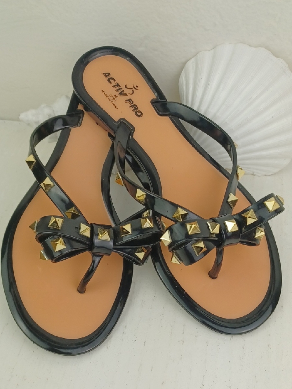 ACTIVE PRO Gold Studded Black Patent Bow Flip Flop Thong Sandals So Cute!  M 7/8